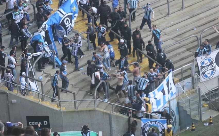 Briga entre torcedores do Grêmio interrompe duelo contra o Cruzeiro