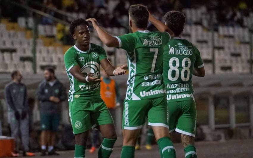 Guarani bate Chapecoense, vira vice-líder e acirra ainda mais a briga pela  ponta na Série B