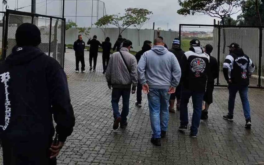 Protesto-Torcidas-Organizadas-Corinthians_Easy-Resize.com_-aspect-ratio-512-320