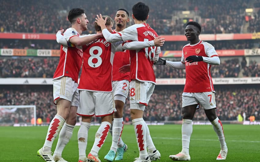 Arsenal vence Brighton e é líder à condição da Premier League