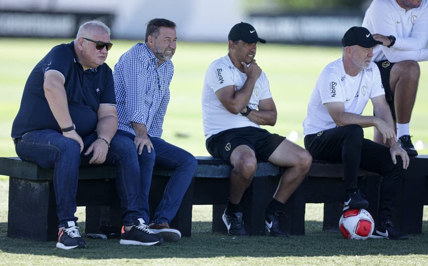 Augusto-Melo-Rubao-Sidnei-Lobo-Mano-Menezes-Thiago-Kosloski-Corinthians-scaled-aspect-ratio-512-320