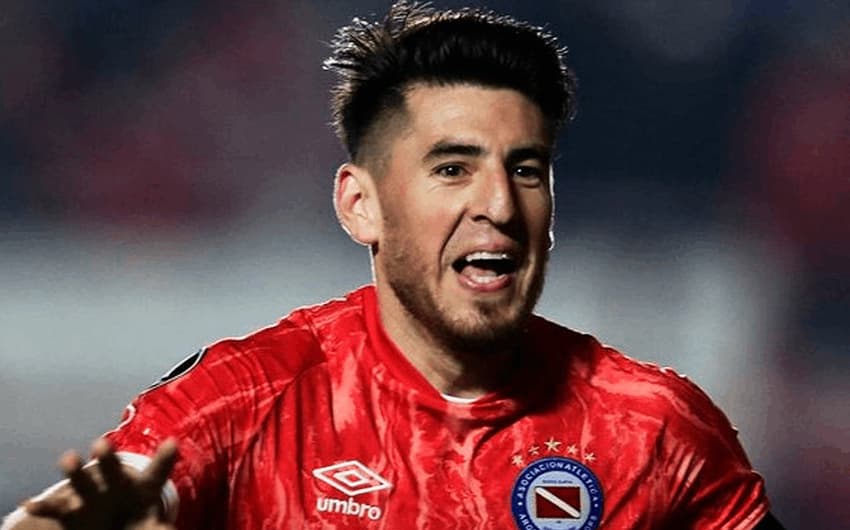 LucasVillalba_ArgentinoJuniors-aspect-ratio-512-320