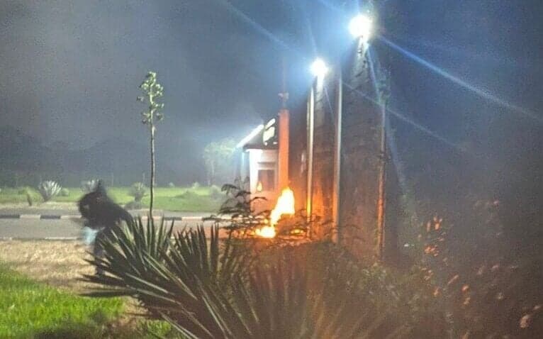 Ataque de rojões atinge CT do Corinthians; veja registro fotográfico