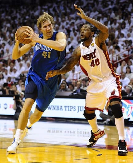 Dirk Nowitzki tenta mais uma cesta para Dallas (Foto: Tannen Maury/EFE)