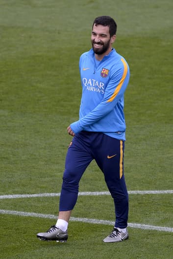 Arda Turan vai ser aproveitado pelo técnico Luis Enrique (Foto: Josep Lago / AFP)