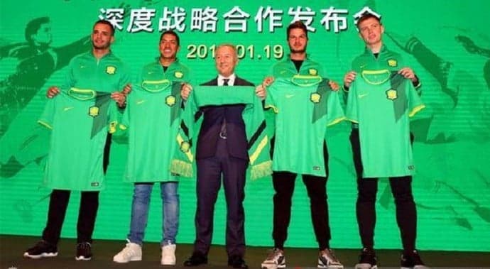 Renato Augusto, Ralf e Zaccheroni - Beijing Guoan (Foto: Reprodução / Weibo)