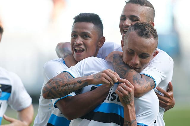 De camisa branca, Everton marcou um golaço e foi festejado pelos companheiros (Foto: Lucas Uebel/Grêmio)