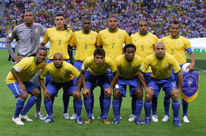 Considerada uma das gerações mais talentosas da Seleção Brasileira, o grupo de 2006 estreou no Mundial sendo um dos favoritos ao título e levou a fama até o dia 1º de julho, quando foi eliminado pela França com o placar de 1 a 0, e repetiu a triste história da final de 1998. Dos jogadores que defenderam as cores verde e amarela, poucos ainda seguem atuando. Um dos últimos, Kaká, eleito o melhor jogador do mundo em 2007, anunciou sua aposentadoria em dezembro passado após defender o Orlando City durante dois anos. Seguindo os passos do meia, Cicinho deixou as chuteiras penduradas na casa do Brasiliense e foi até o Morumbi comunicar o fim de sua carreira dentro das quatro linhas do gramado nesta semana. Bateu saudade? Veja onde estão os jogadores que defenderam o Brasil na Copa do Mundo de 2006.