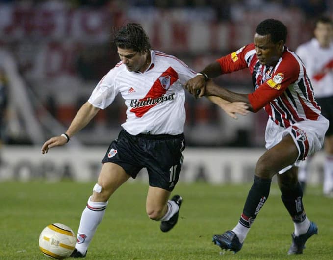 O zagueiro Fabão na marcação do chileno do River Plate, Marcelo Salas