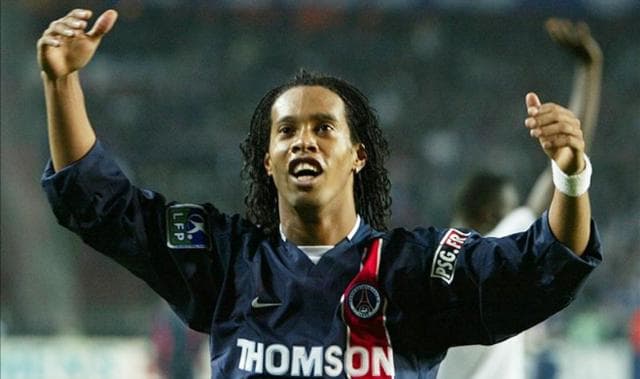 Ronaldinho em ação com a camisa do PSG