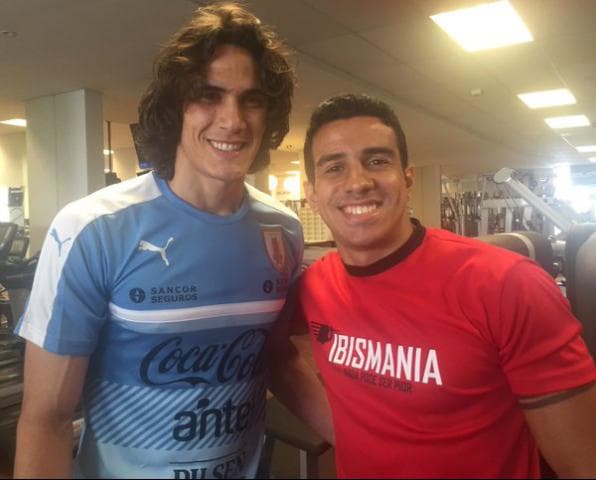 Cavani recebe camisa do Íbis