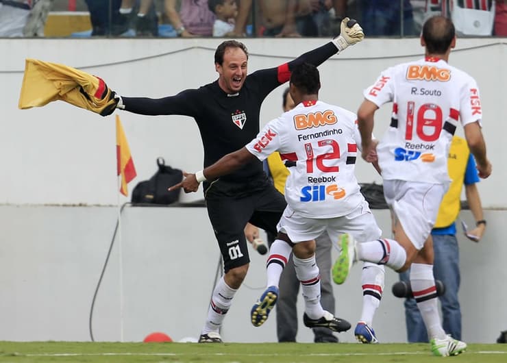 O centésimo gol de Rogério Ceni saiu justamente durante um Majestoso (Foto: Paulo Whitaker)