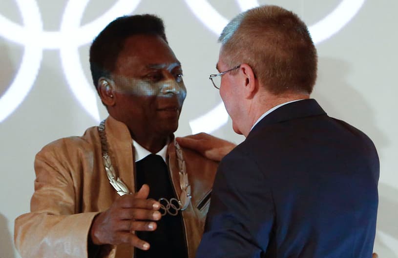 Em evento, Pelé recebe medalha olímpica de presidente do COI