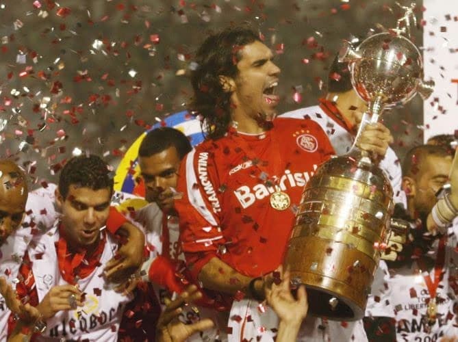 Há dez anos, Inter superava as frustrações de 2005 para erguer a taça da Libertadores pela primeira vez