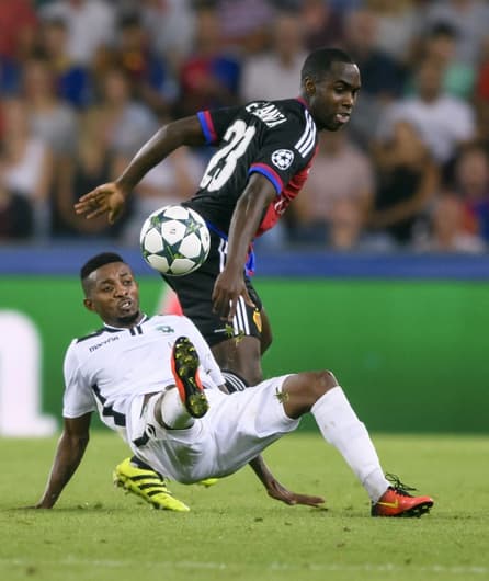 O atacante brasileiro Jonathan Cafu (e) fez o gol do empate do Ludogorets na estreia