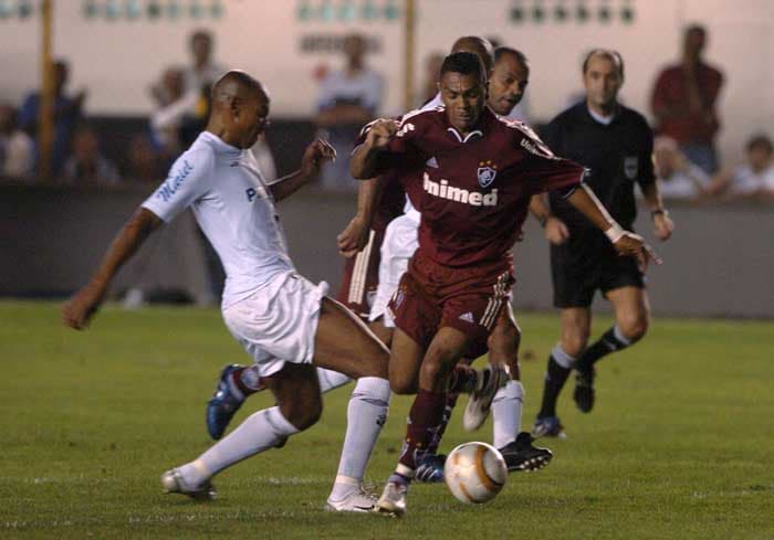 01/09/2005 - O Fluminense eliminou o Santos nos pênaltis e garantiu vaga nas oitavas-de-final da Copa Sul-Americana. Após sofrer a virada no tempo normal e perder por 2 a 1, o time carioca foi superior nas penalidades e venceu a equipe paulista por 4 a 2,