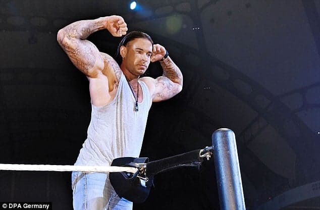 Tim Wiese participa de exibição como lutador da WWE, companhia de luta livre dos Estados Unidos