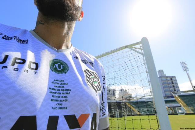 Segundo uniforme com o escudo da Chape