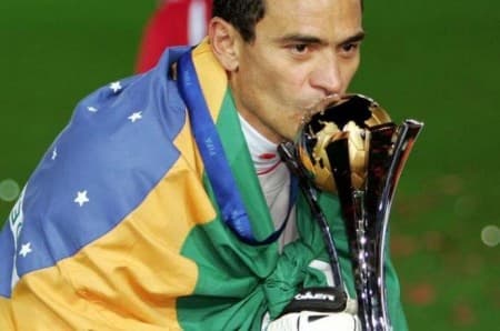 Goleiro Clemer beija a taça do Mundial em Yokohama (foto: Toru Yamanaka/AFP)