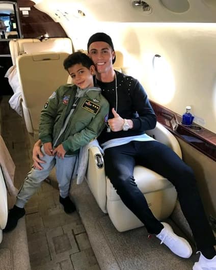 Cristiano Ronaldo posa com filho em seu jatinho