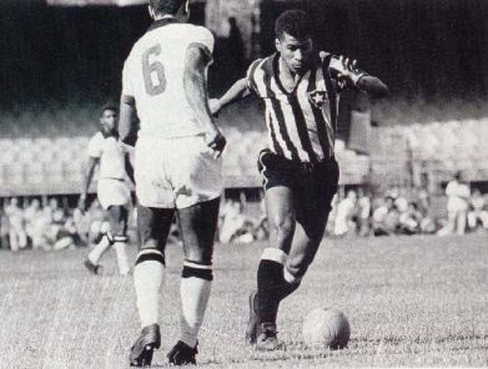 Jairzinho - jogando com a camisa do Botafogo