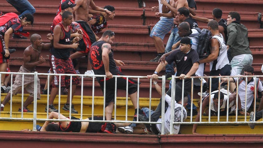 Atlético-PR 5x1 Vasco - 2013 - Briga de torcida