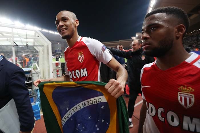 Fabinho com a bandeira do Brasil para comemorar a classificação do Monaco