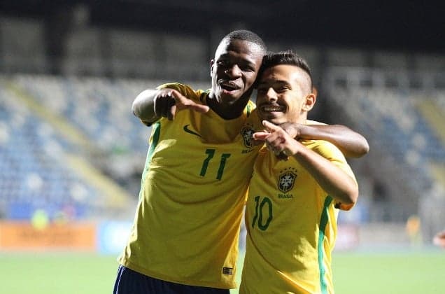 Vinicius Jr. e Alan Souza comemoram um dos gola do Brasil contra a Colômbia