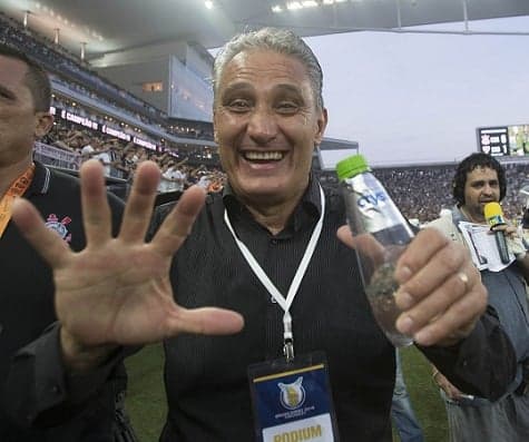 Tite comemora o hexacampeonato brasileiro do Corinthians após vitória sobre o São Paulo (SP)