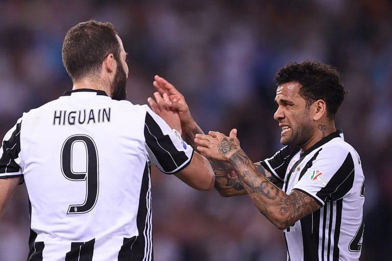 Daniel Alves e Higuaín - Juventus x Lazio