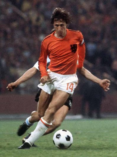 Johan Cruyff foi o dono da bola no duelo entre Holanda e Brasil na Copa do Mundo de 1974. A Laranja Mecânica eliminou os canarinhos com um triunfo por 2 a 0 e ele anotou um dos gols