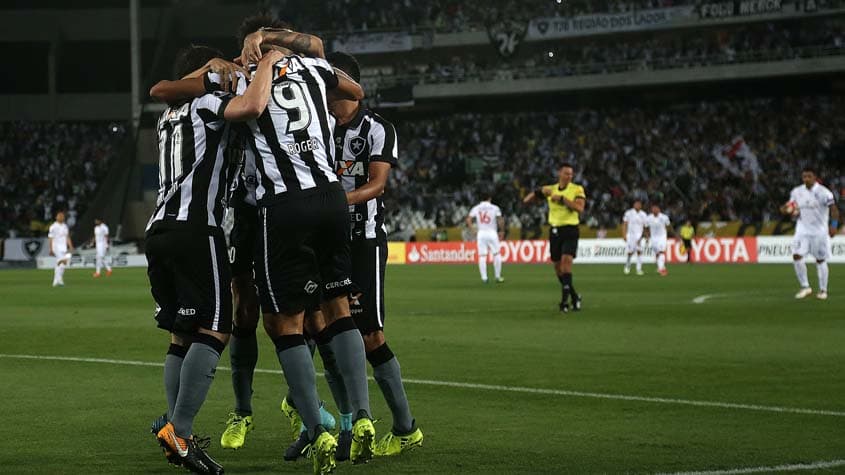 O Botafogo vence o Nacional do Uruguai por 2 a 0 no Nilton Santos e se classifica para as quartas de final da Copa Libertadores, o que não acontecia desde a década de 1970