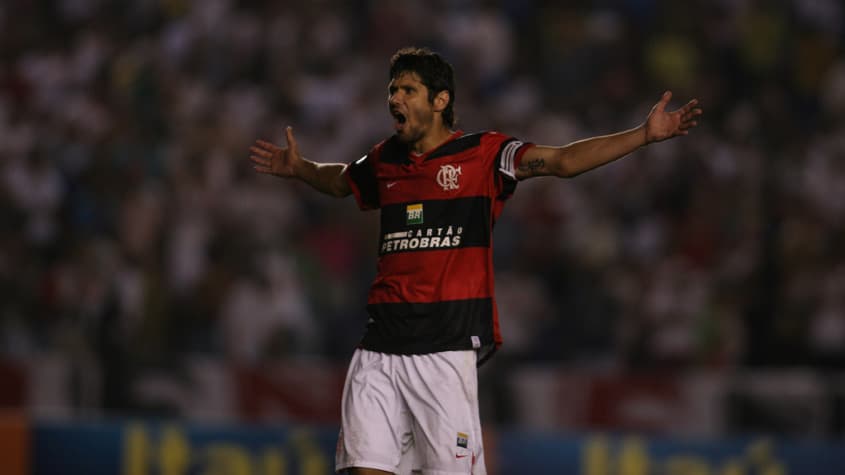 Fábio Luciano comemorando gol