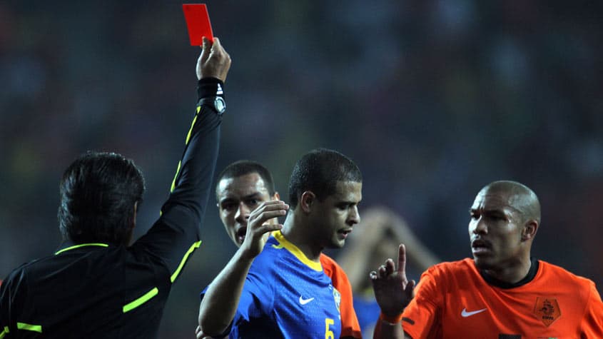 Na Copa do Mundo de 2010, Felipe Melo iniciou uma confusão no jogo entre Brasil e Holanda após dar um pisão em Robben. Ele foi expulso e a Seleção acabou eliminada do Mundial após ser derrotada por 2 a 1.