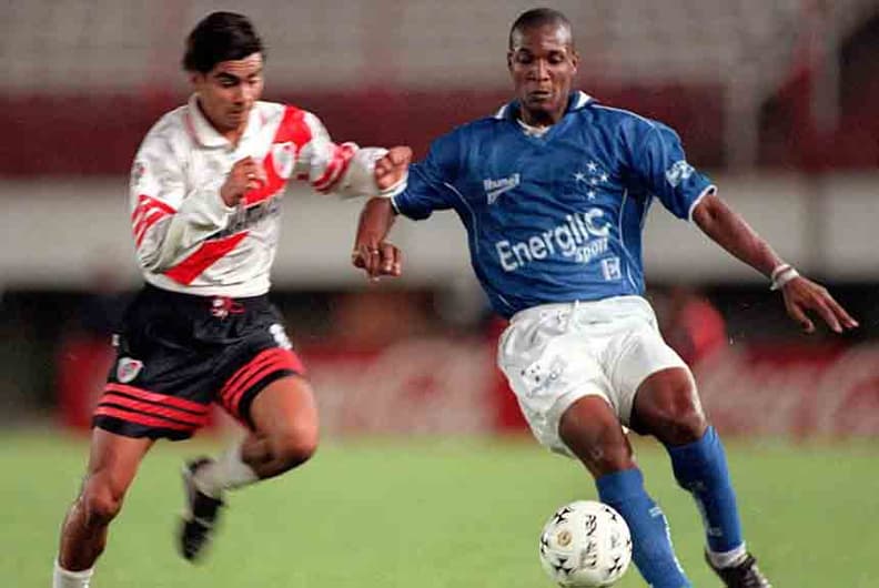 O Cruzeiro não tomou conhecimento do River Plate em 1998, ganhando os dois jogos