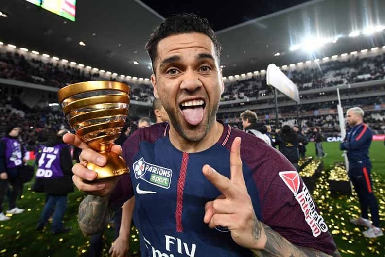 Daniel Alves (PSG) - O PSG foi campeão da Copa da Liga Francesa ao vencer o Monaco por 3 a 0, neste sábado, com dois gols de Cavani e um de Dí Maria. A conquista foi marcante para Dani Alves, que continua galgando sua trajetória para se tornar o maior