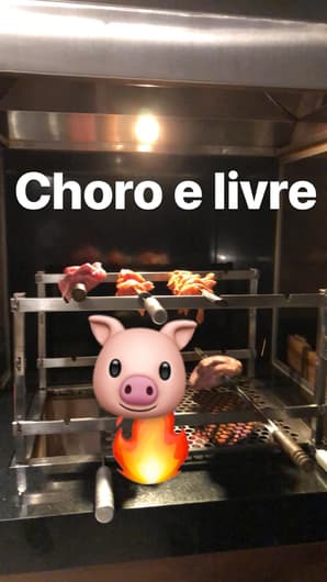 Jadson faz churrasco de porco