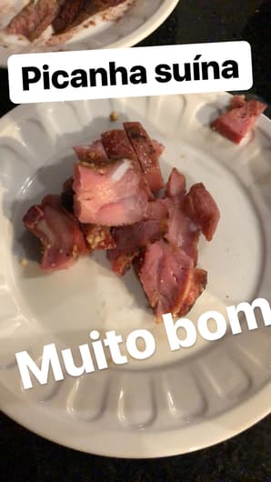 Jadson faz churrasco de porco