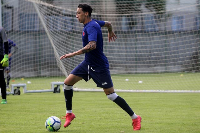 Rildo durante treino no CT dos Vargens