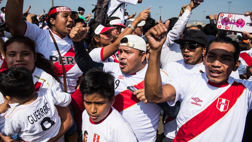 No Peru, milhares de torcedores foram às ruas pedindo a liberação e inocência de Paolo Guerrero.