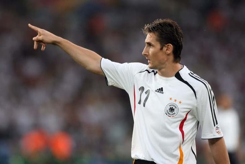 O jogador com mais gols pela Alemanha é também o maior artilheiro das Copas, Miroslav Klose (Foto: PATRIK STOLLARZ / AFP)