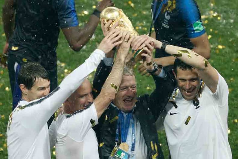 Deschamps com a taça de campeão