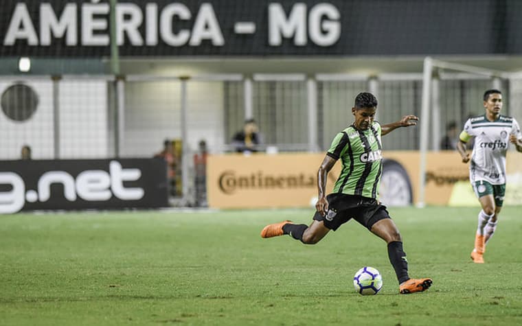 Aderlan lamenta derrota do América-MG para o Paraná e foca em recuperação contra o Inter dentro de casa