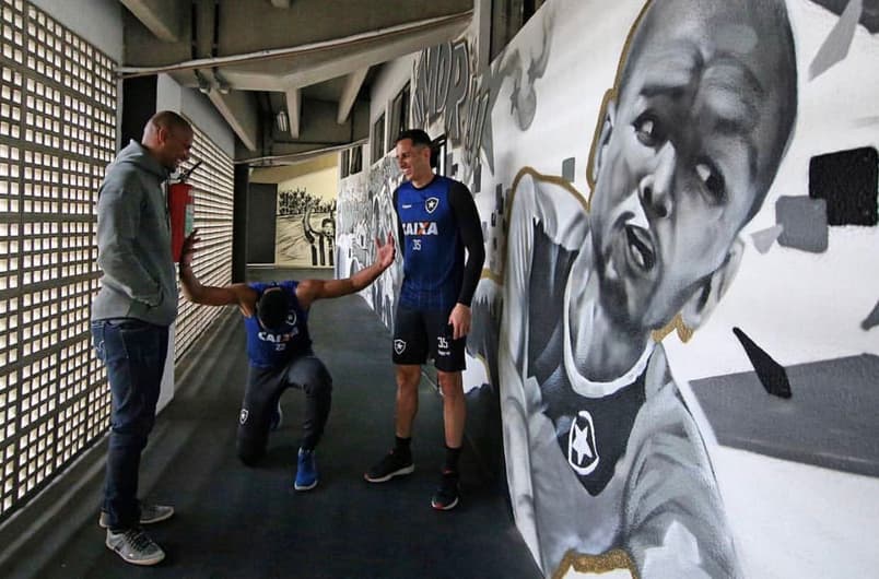 Jefferson visita os companheiros de Botafogo