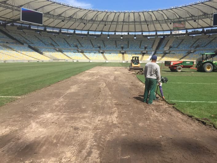 Troca do gramado do Maracanã