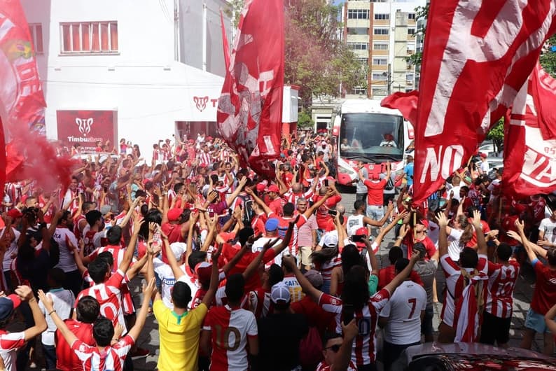 Torcida do Náutico recepciona time nos Aflitos