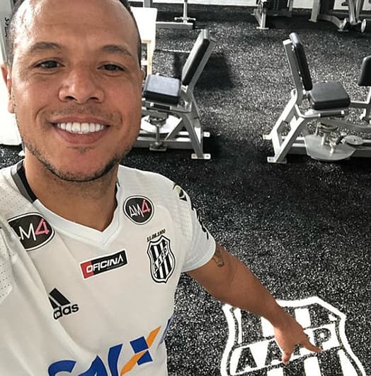 Luis Fabiano treinando na Ponte Preta.