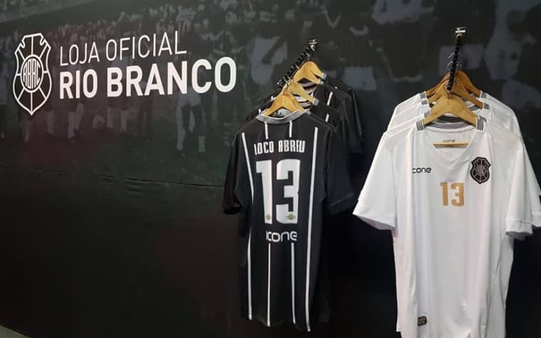 Loco Abreu no Rio Branco  - Camisas na loja do Rio Branco