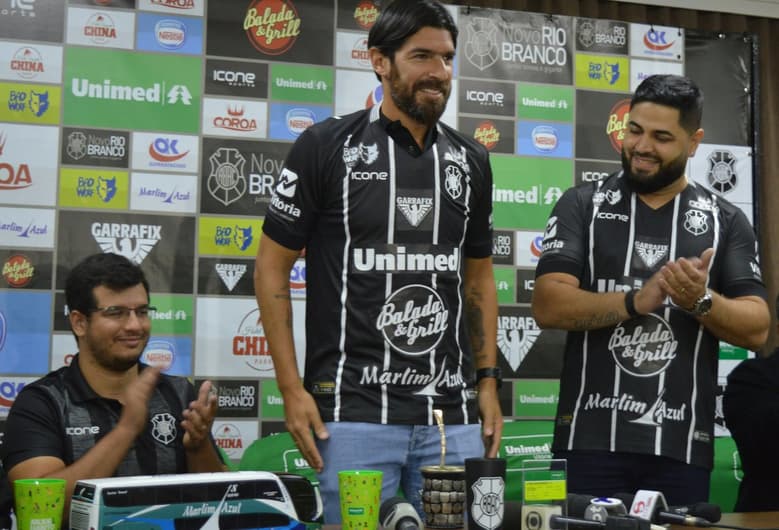 Loco Abreu veste a camisa do Rio Branco