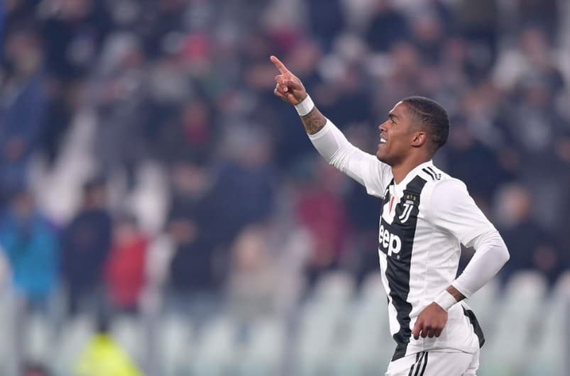 Douglas Costa marca golaço e comemora